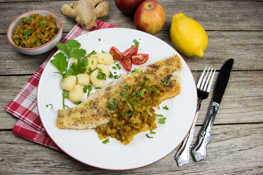 Kurzgebratenes Fischfilet mit Apfel-Ingwer-Chutney