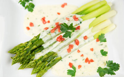 Grüner Spargel mit Mozzarella-Sauce