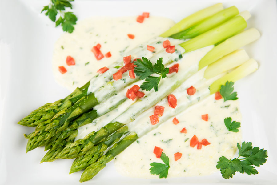 Grüner Spargel mit Mozzarella-Sauce