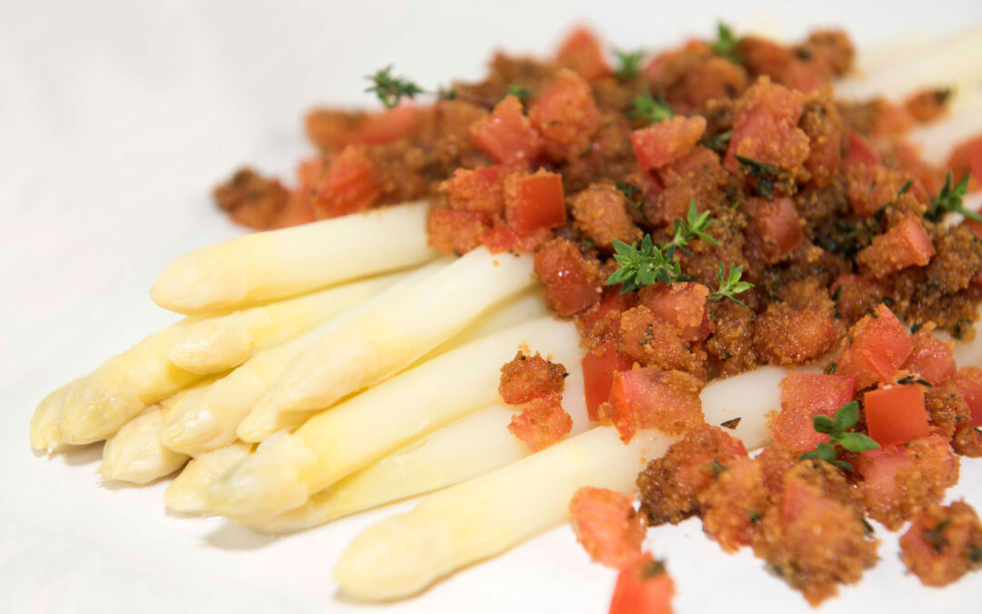 Spargel mit knusprigem Tomatentopping