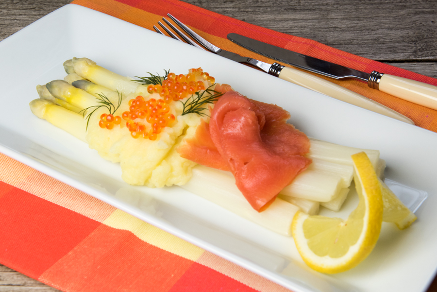 Spargel mit Kartoffelvinaigrette & Räucherlachs