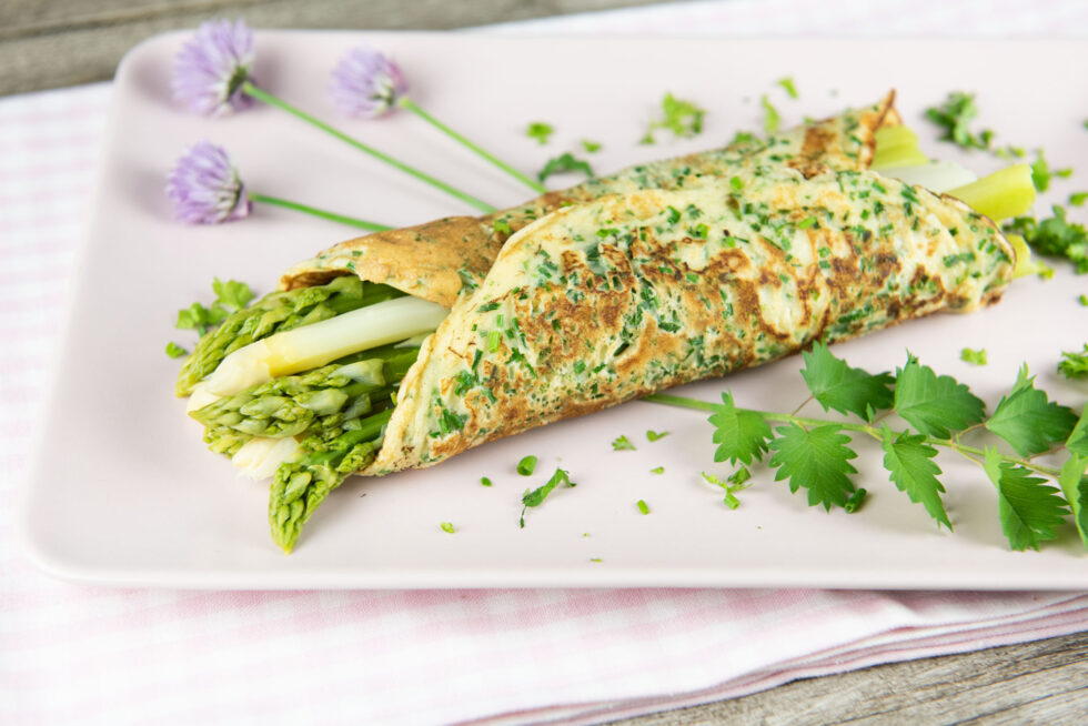 Spargel in Kräuterpfannkuchen - DeliciousWay