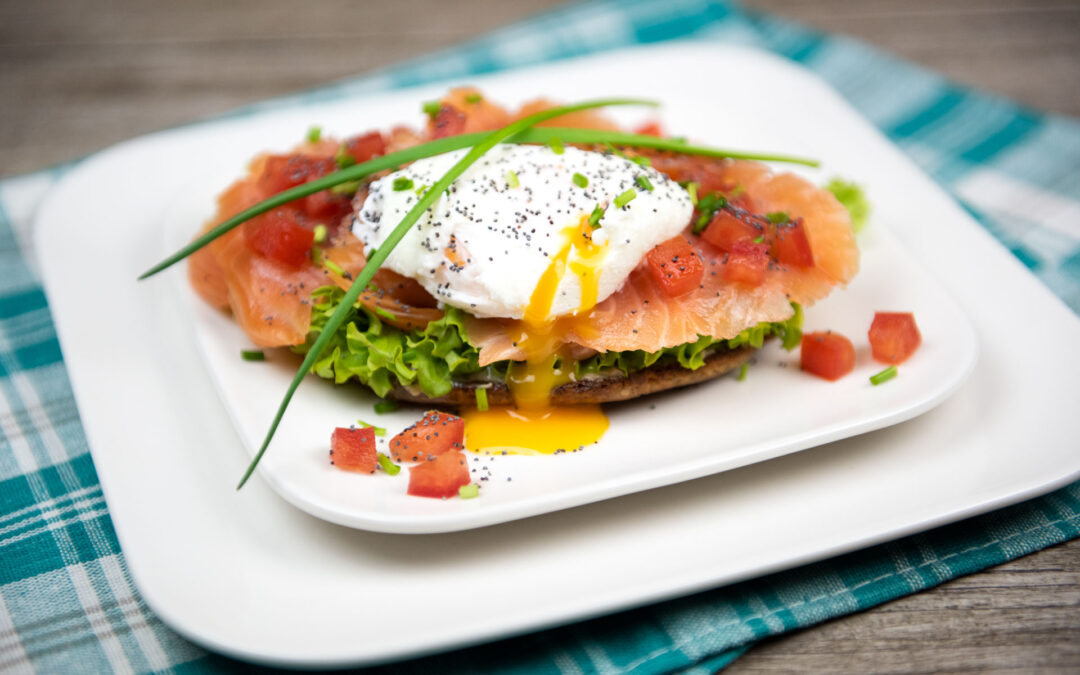 Blinis mit Räucherlachs und Fallei