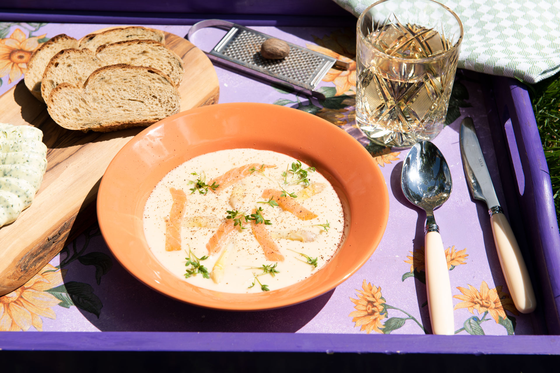 Spargel-Käse-Suppe mit Räucherlachs - DeliciousWay