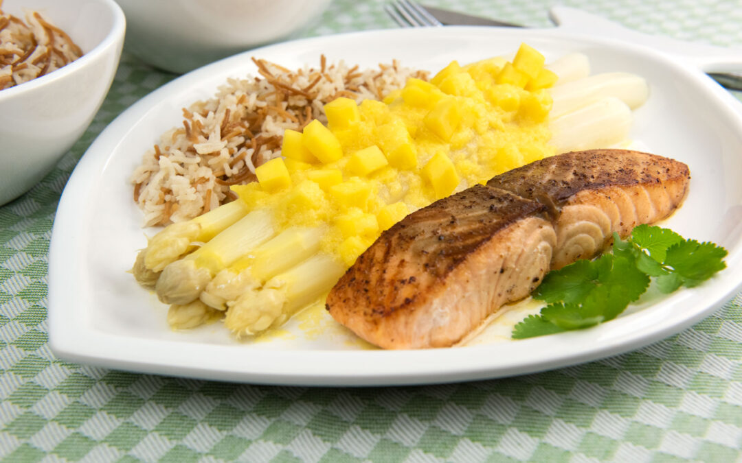 Spargel mit Mango-Hollandaise